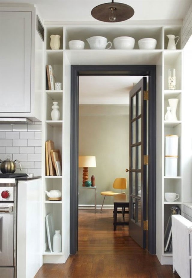 Puerta de la cocina y alrededor del marco de la puerta repisas con vajilla