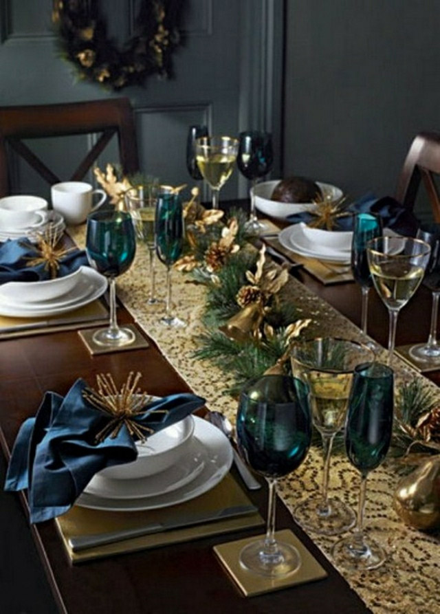 mesa decorada en tonos dorados en el camino de mesa posa vasos e individuales - Mesas De Navidad Decoradas mesa decorada en tonos dorados en el camino de mesa posa vasos e individuales - Mesas De Navidad Decoradas