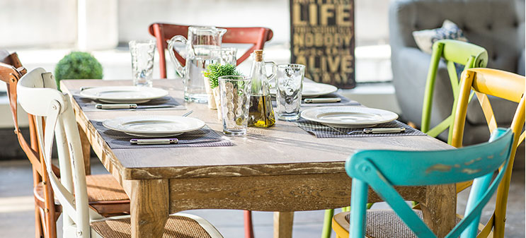 Vitcat homy comedor.jpg Muebles de comedor con la mesa de vidrio y sillas de colores