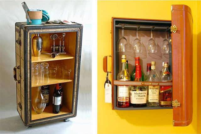 Mueble bar con maletas.