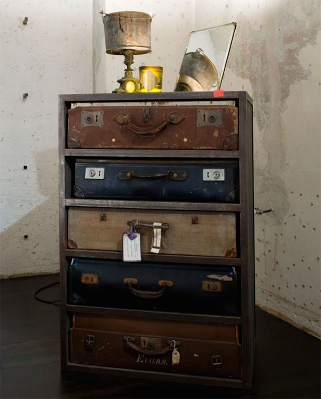 Muebles con maletas.