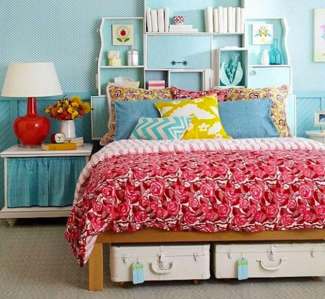 Cama y cobertor de rosas.