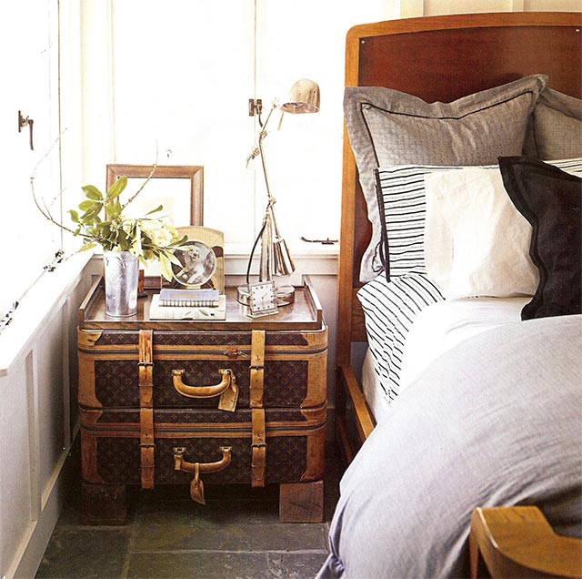 Maletas Louis Vuitton como mesa de noche.