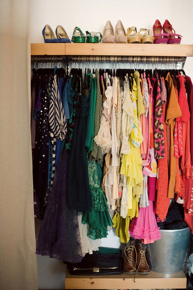 Clóset con vestidos colgados por color y sobre el clóset los zapatos del color correspondiente a los vestidos.
