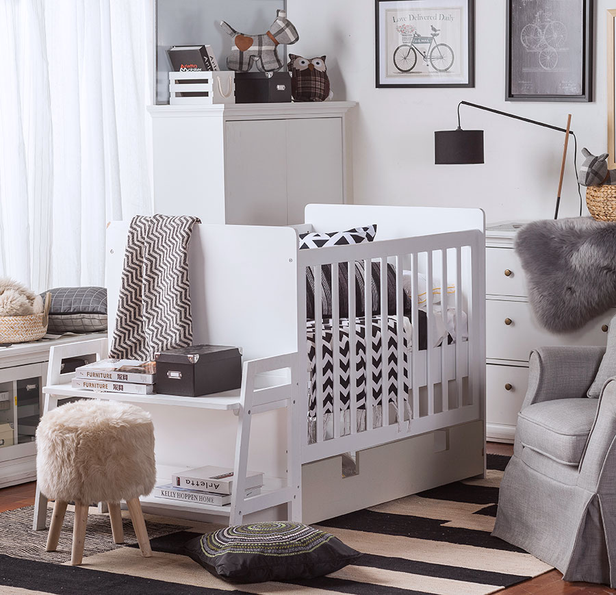 Cuna manta poltrona gris consejos de decoración para la llegada del recién nacido