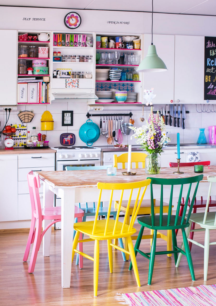 cocina multicolor sillas
