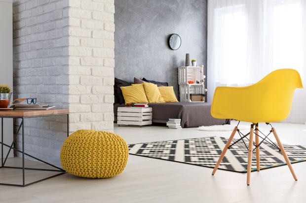 ponle color claves decorar amarillo silla eames pouf
