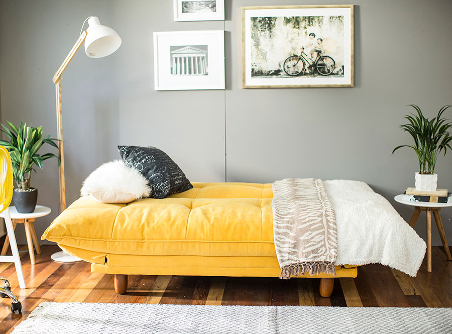 como decorar con sofa de color fuerte futón homy