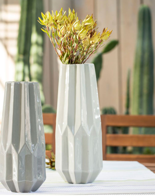 como decorar el escritorio florero angular ceramica