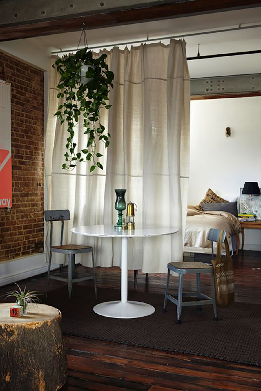 crear dormitorio en departamento studio cortina