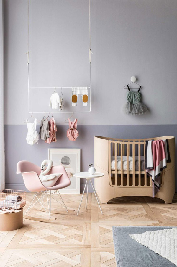 Dormitorio de niña con piso de madera y paredes bicolor pintadas en dos tonos de lila.