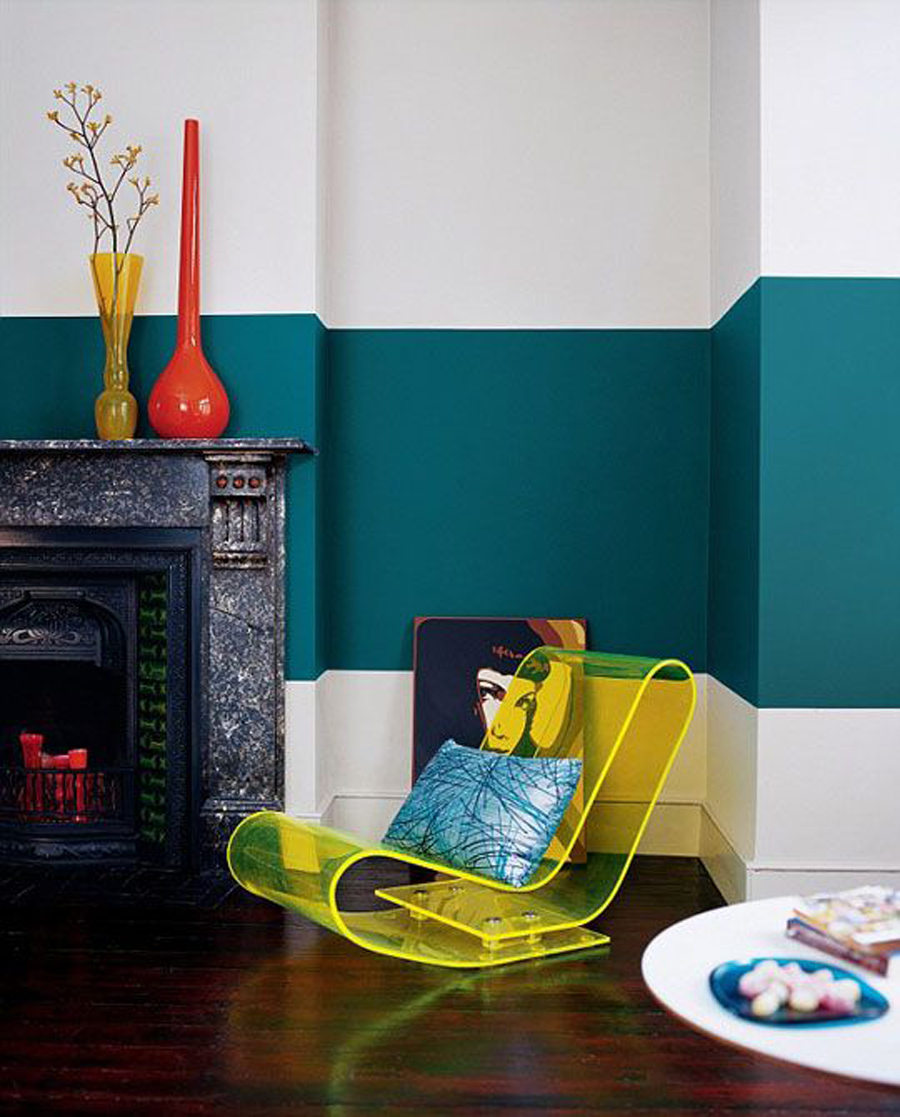 color block aplicado en un muros y muebles, con jarrones de colores lisos