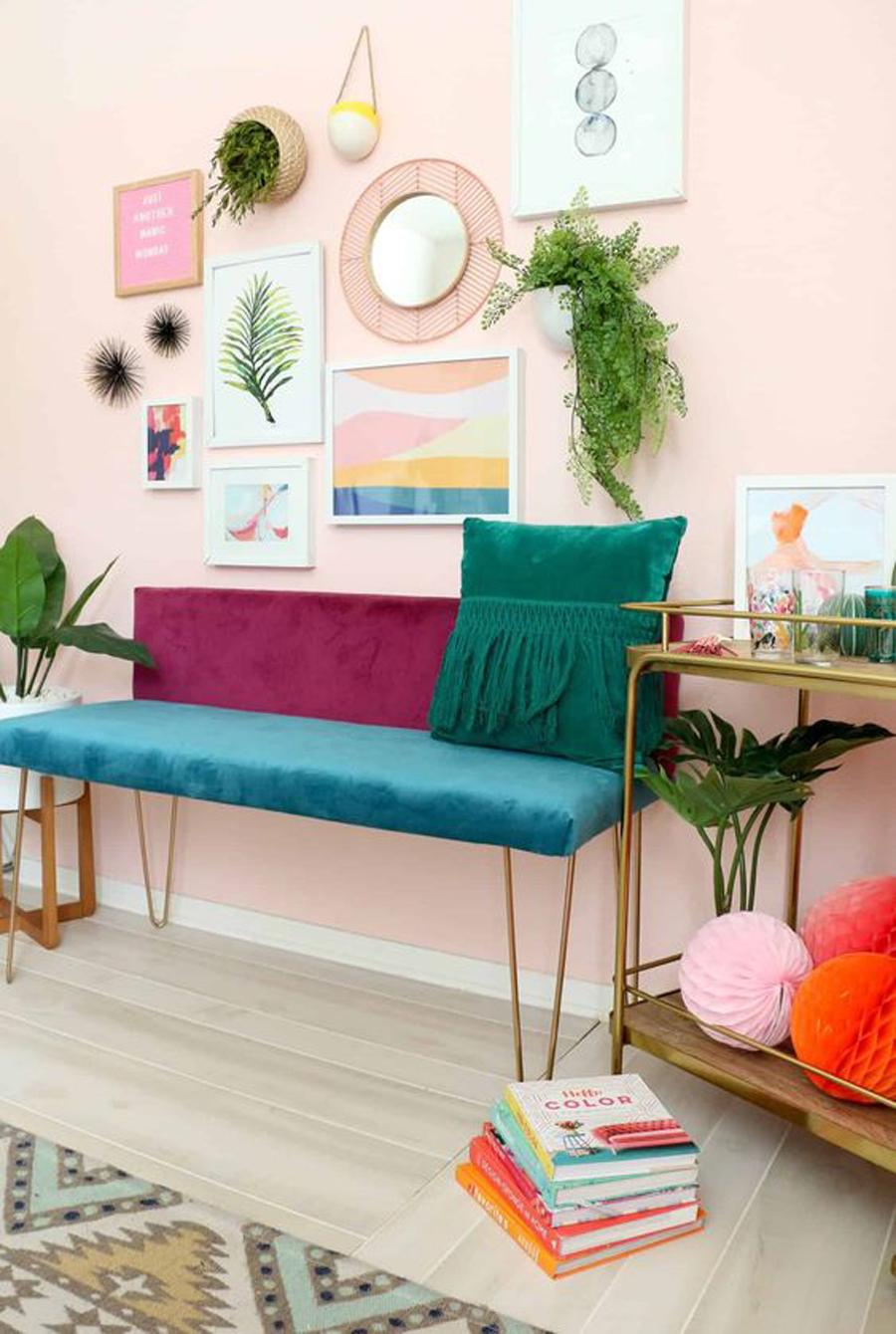 decoración color block en acceso o hall, permite combinar también terciopelo de un color plano