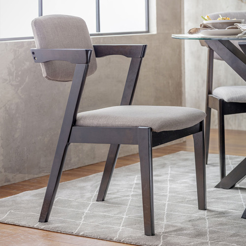 Silla de madera color chocolate con base y respaldo de tela color crema. Combina con la base y estructura de la mesa de centro.