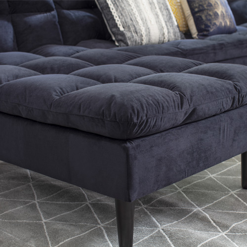 Detalle de reposara o sillón de terciopelo oscuro.
