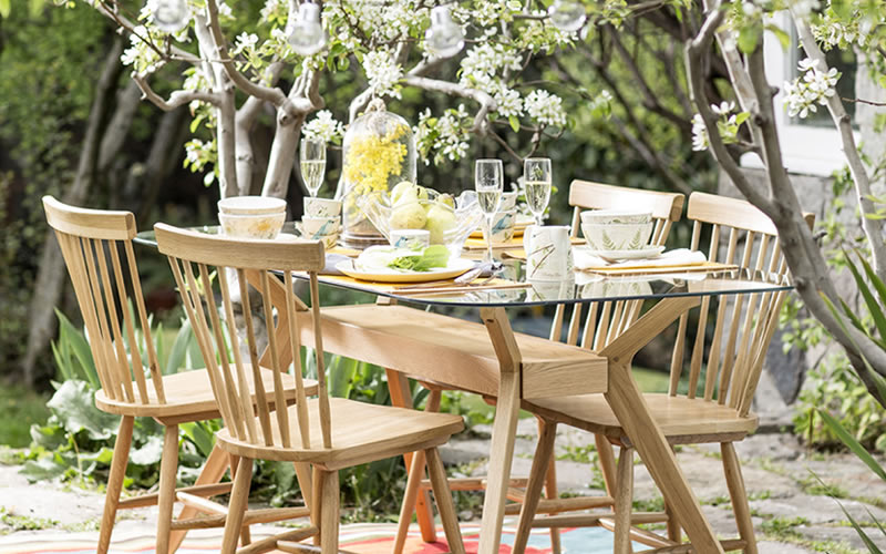 Un comedor en la terraza
