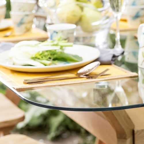 Mesa de madera con superficie de vidrio