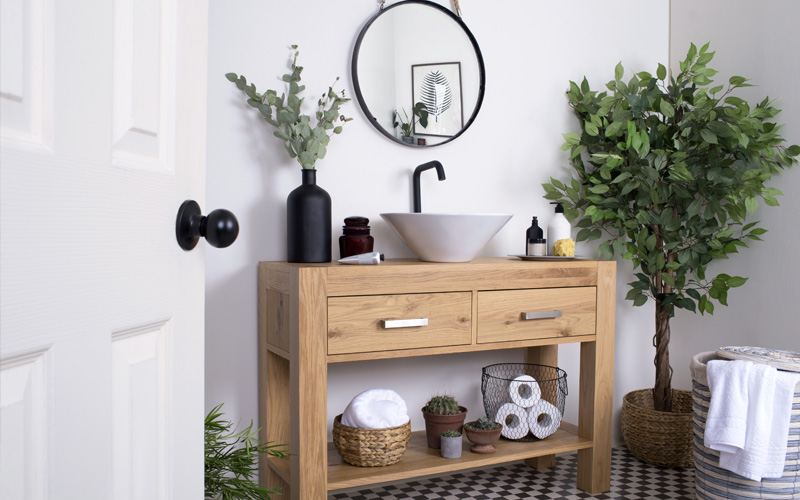 lookbook baño look natural maderas y plantas de interior
