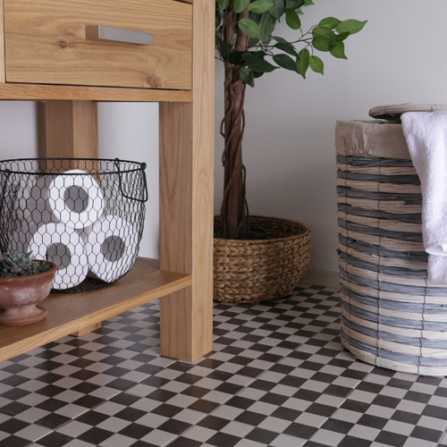 mueble de baño cestas de fibras naturales y plantas de interior