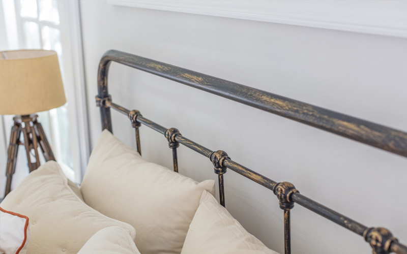 Camas con estructura metálica y apariencia antigua son ideales para un look vintage