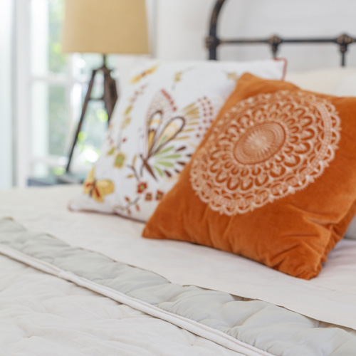 Los textiles, como los cojines, contribuyen mucho a complementar el look, y son fáciles de cambiar.