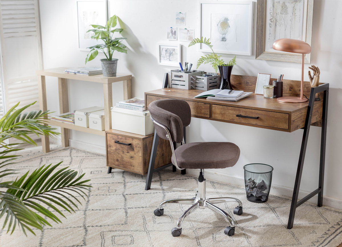 Imagen de escritorio con estilo clásico, cajonera, silla de escritorio y mesa