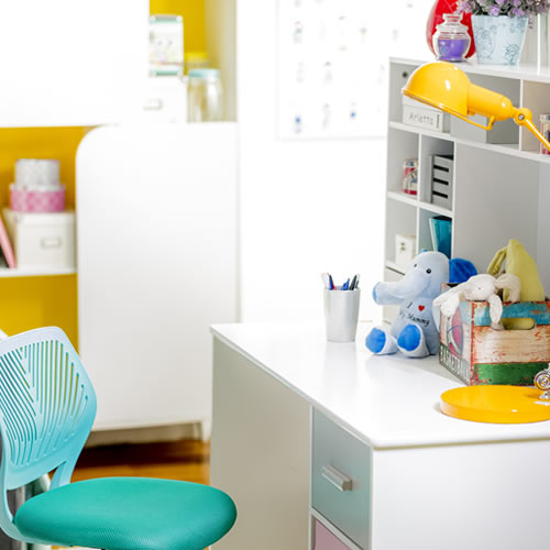 Escritorio infantil con peluches