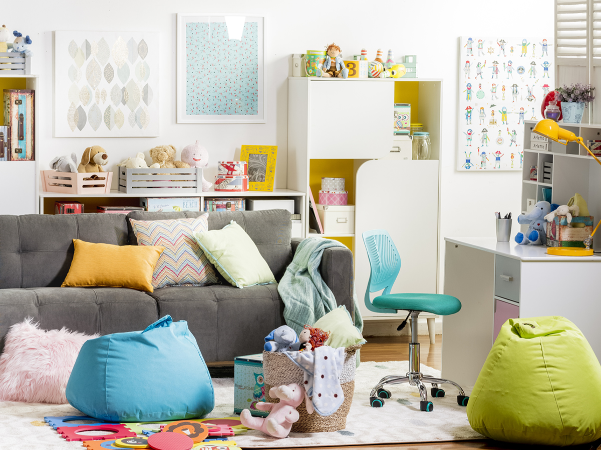 Sala de estar infantil con escritorio y sillón