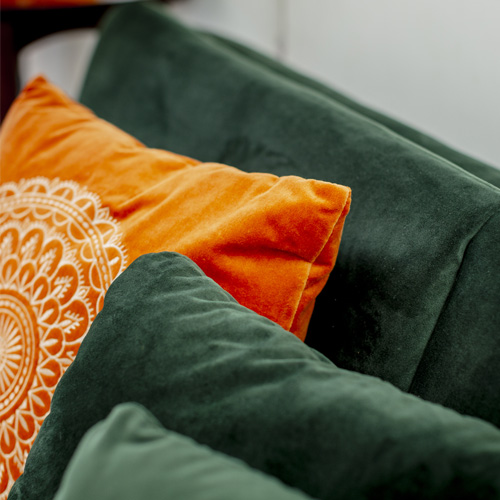 Los textiles, como los cojines, contribuyen mucho a complementar el look, y son fáciles de cambiar.