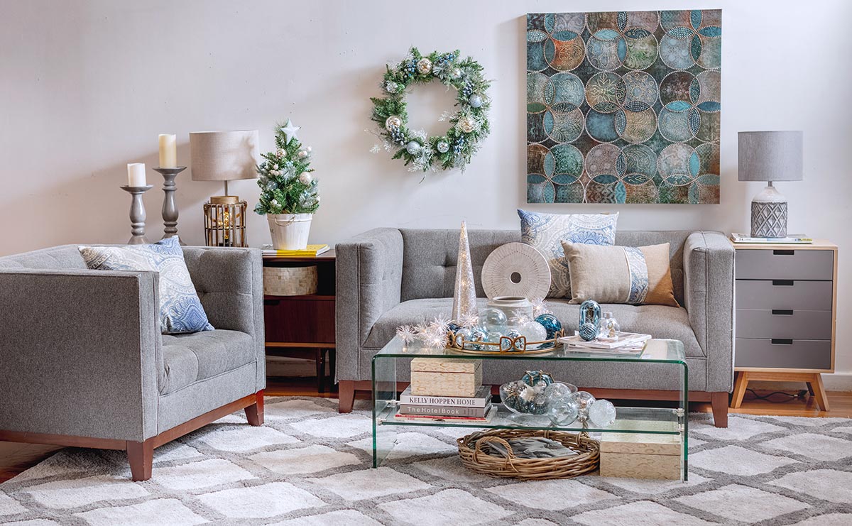 Living y mesa de centro decorada con adornos navideños