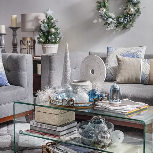 Mesa de madera con superficie de vidrio