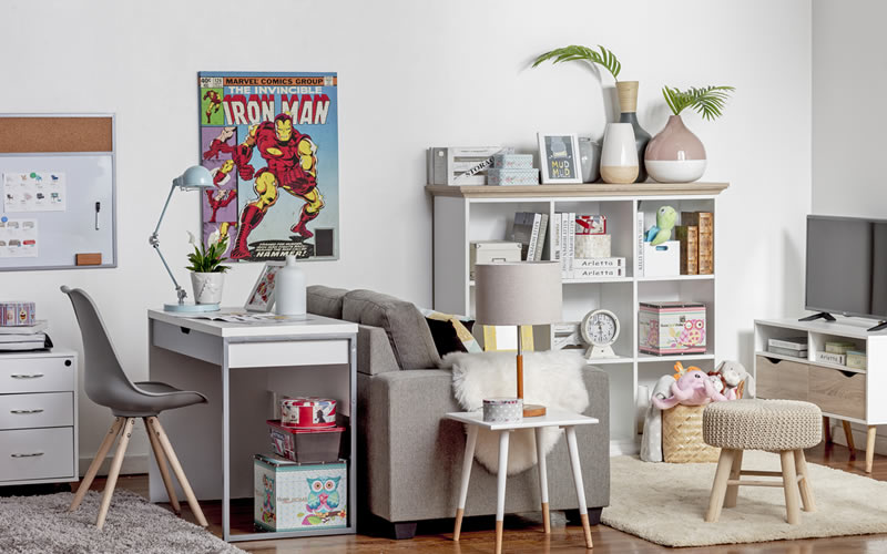 Sala de estar con escritorio, estante y rack para TV multiuso