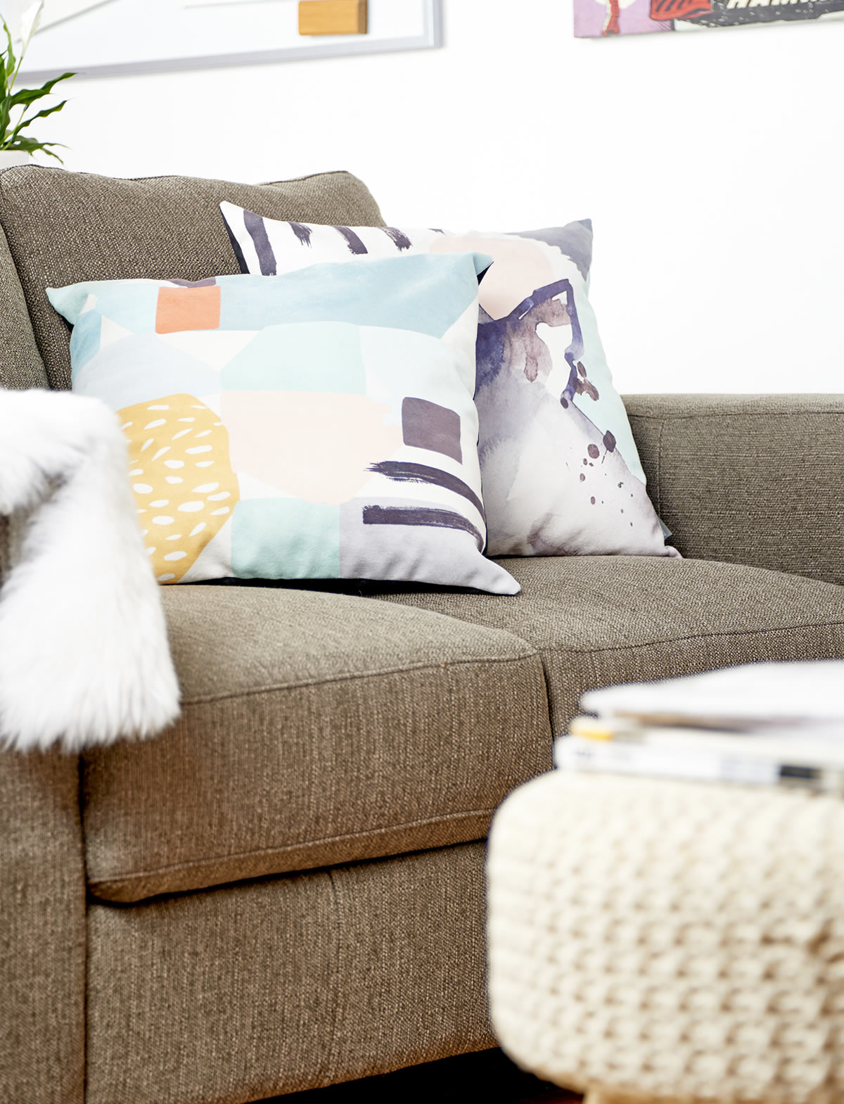 Sillón acompañado de banco forrado en textil de algodón tejido con cojines de diseño