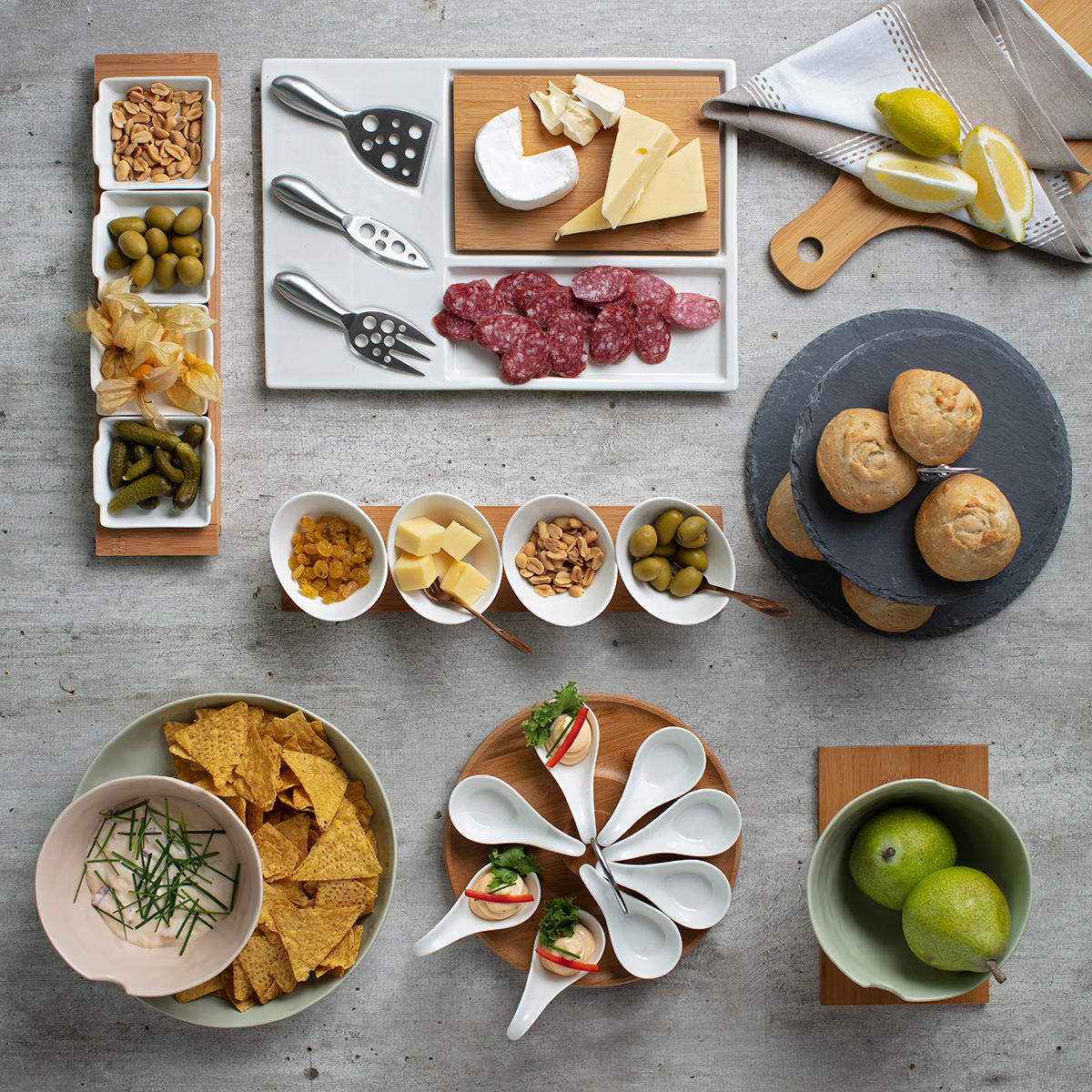 Tabla de picada con muffins, quesos aceitunas verdes, pasas, salamin, nachos y peras.