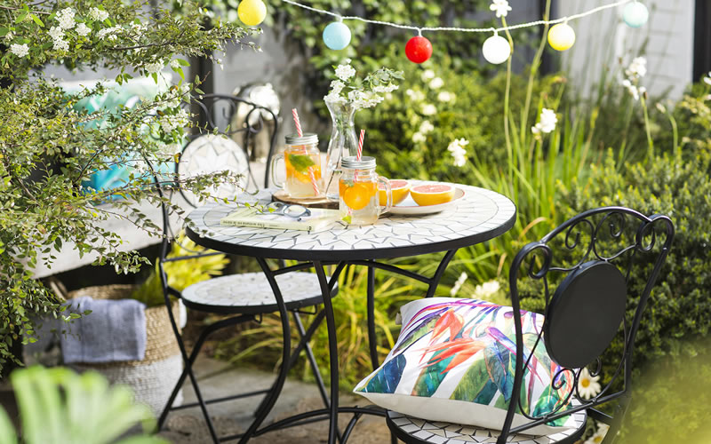 Juego de terraza pequeña con superficies de mosaico