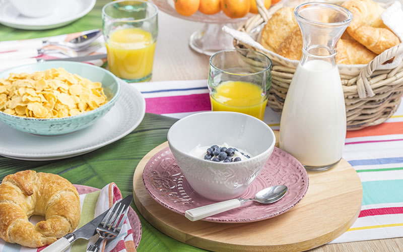 Cerámicas, vasos y jarros para un desayuno fresco y delicioso