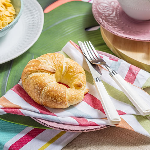 Platos e individuales con jarras y vasos para desayuno delicioso y saludable