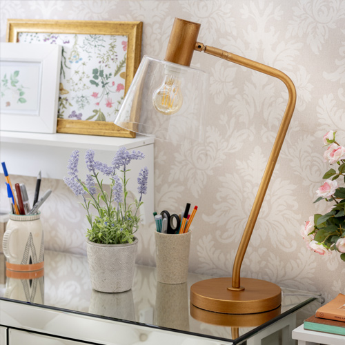 Los metalizados, en especial el cobre, son lo último en decoración. Una lámpara de escritorio de cobre ayuda mucho.