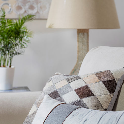 living neutro con cojines de pieles