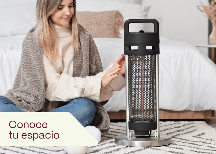 Mujer sentada en el piso sintiendo el calor de una estufa