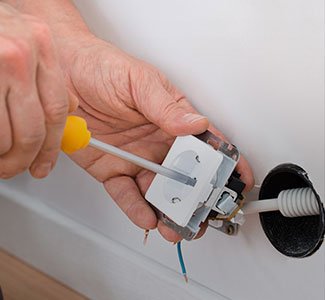 ¿Cómo reparar enchufes de exterior?