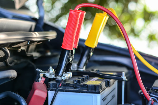 Cmo recargar la batera de un automvil?
