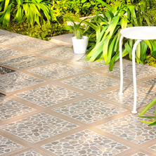 Cerámica de jardín, con diseño que asemeja mosaico con piedras.