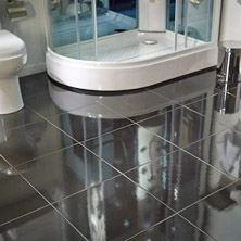 Cerámica de baño, brillante, color gris oscuro o negro, hace ver tus baños más elegantes.