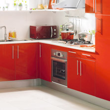 Cerámica blanca, especial para cocinas donde ya existe un color primario a destacar, como esta con muebles rojos.