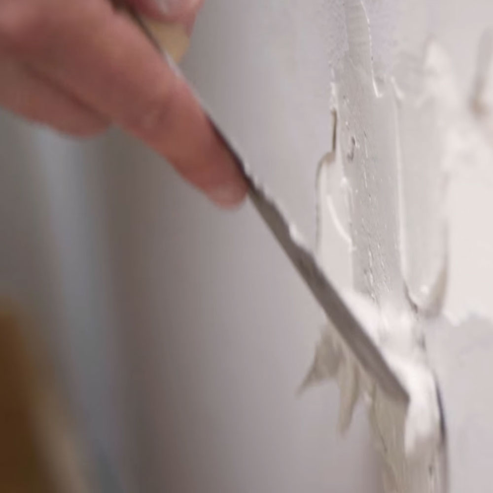 Aplica la pasta muro con una espátula cubriendo hasta 3 mm de espesor