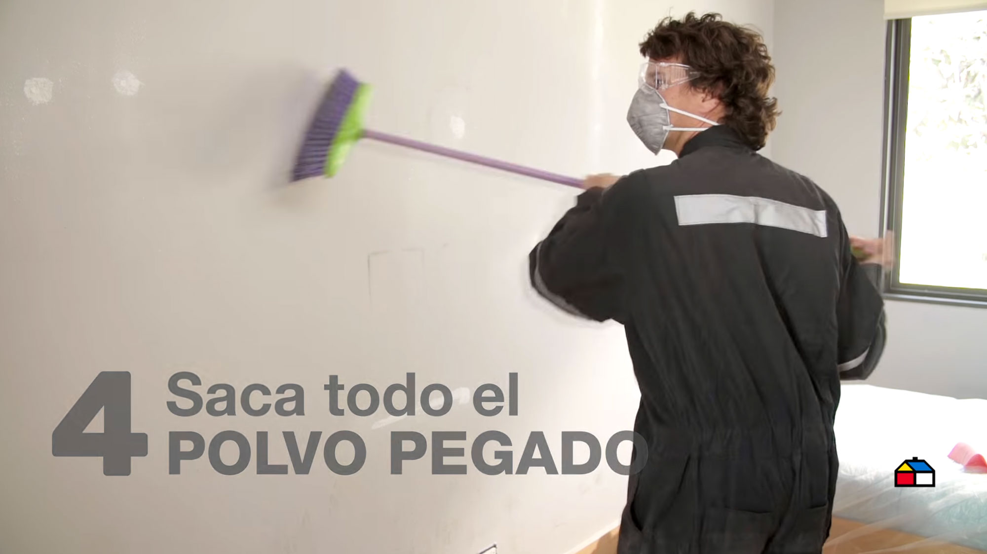 Usa una escoba o escobilla para retirar todo el polvo pegado