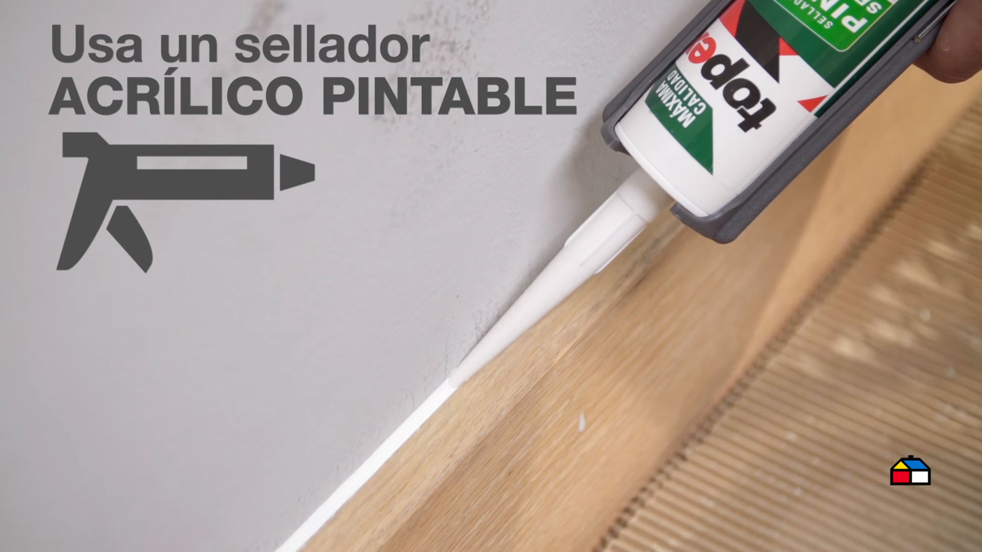 Usa un sellador acrílico pintable entre el muro y el guardapolvo