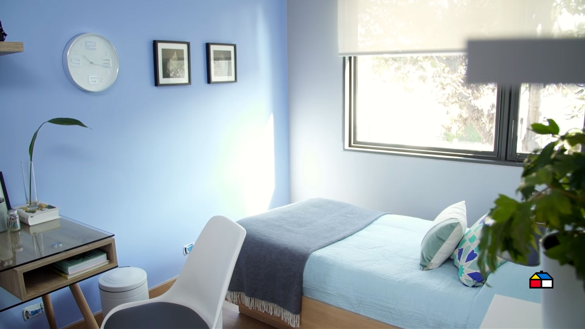 Imágen de dormitorio con muros pintados