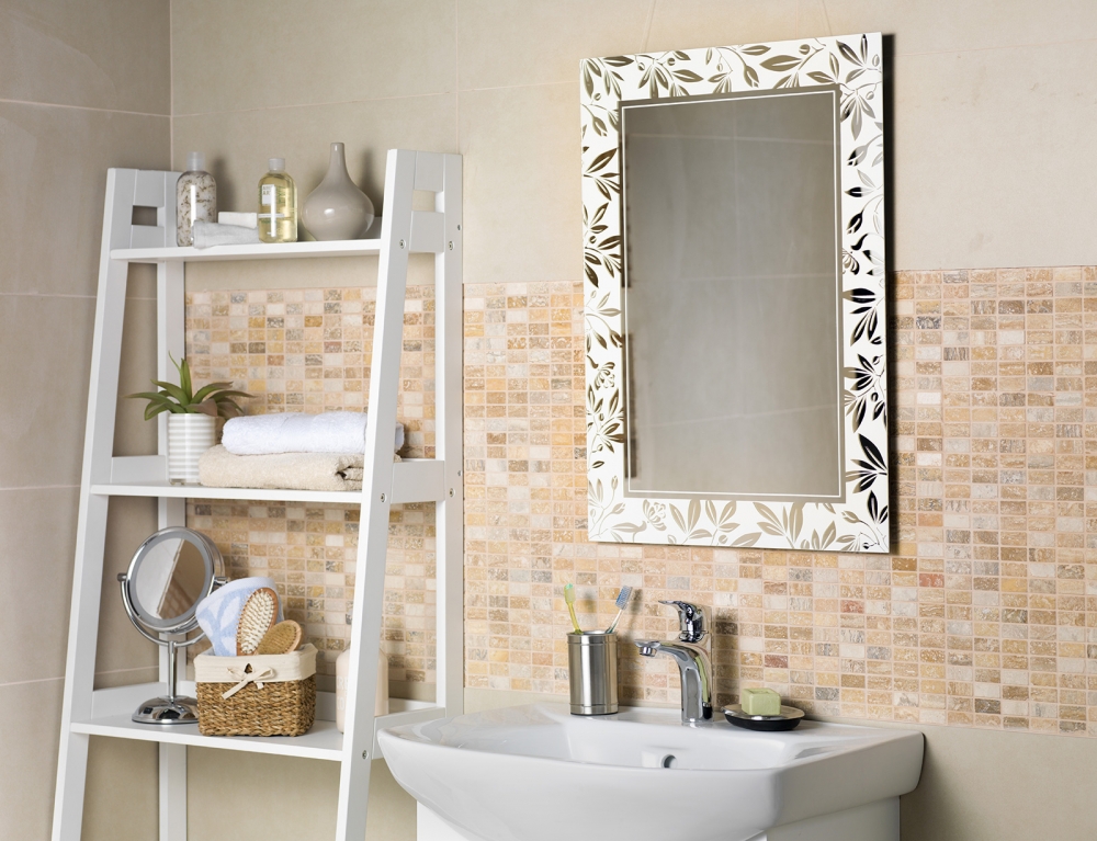 Baño moderno con repisa blanca decorada con canasto, toallas y plantas